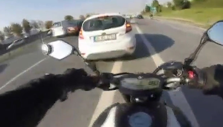 Aracın aynasına tekme atan motosiklet sürücüsü yakalandı