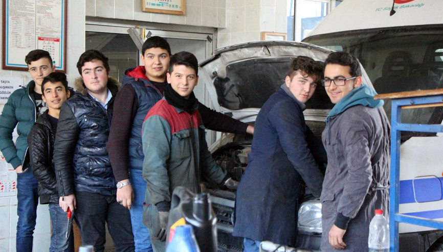 Hem iş öğreniyor, hem de harçlıklarını çıkarıyorlar