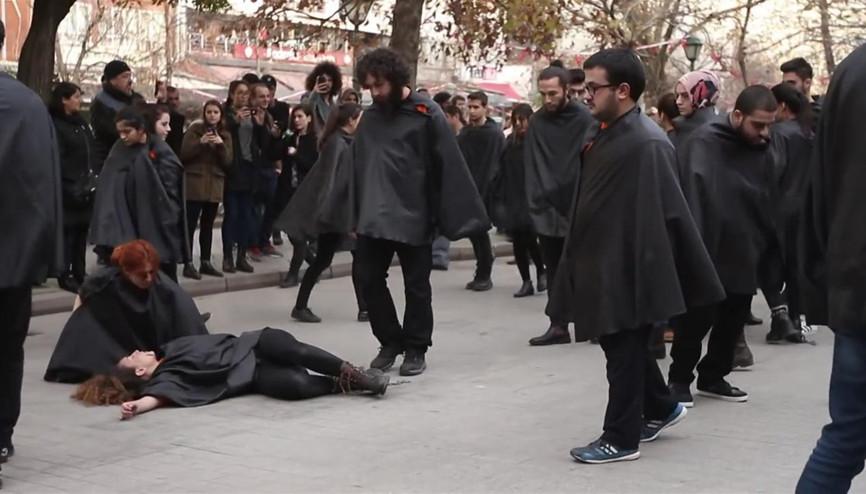 Üniversitelilerden kadına şiddete hayır gösterisi