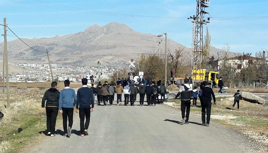 Yemek için her gün 2 kilometre yürüyorlar