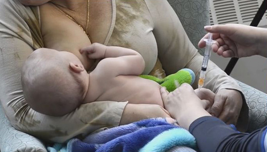 Bebeğinizin aşı olurken acısını hafifletmek için emzirin