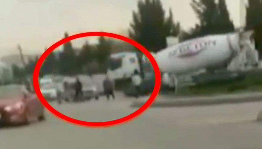 Beton mikseri terörü.. İçinde hamile kadın olan araca defalarca çarptı Beton mikseri terörü.. İçinde hamile kadın olan araca defalarca çarptı