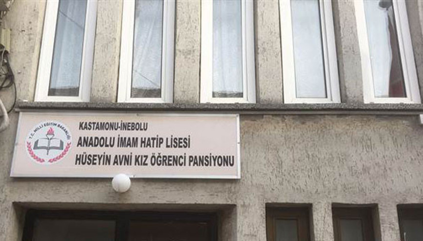 Akılalmaz olay Uyuyan kız öğrencinin ayağına çarpınca fark edildi