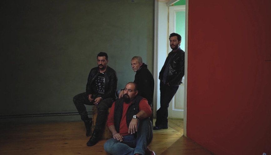 Öyle bir testosteron vardı ki set takım elbiseden geçilmiyordu