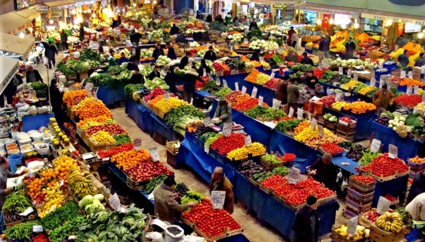 Pazarda sebze meyve fiyatları el yakıyor