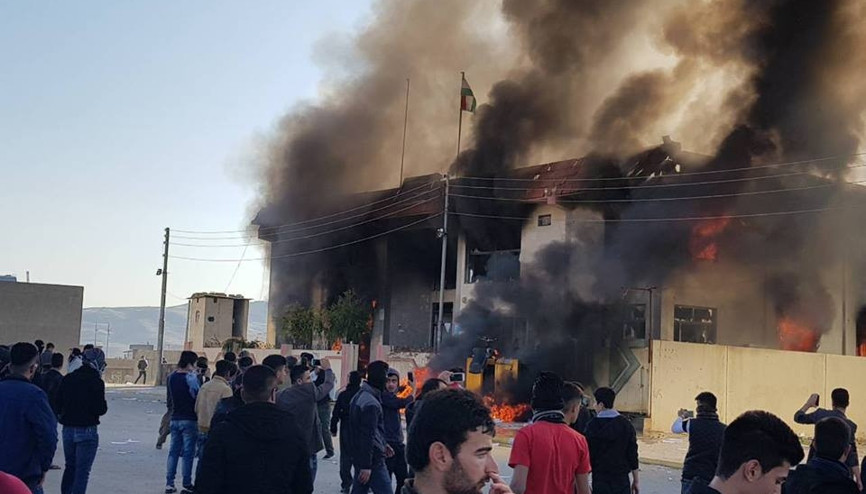 Barzaniye şok üzerine şok KDP binası ateşe verildi