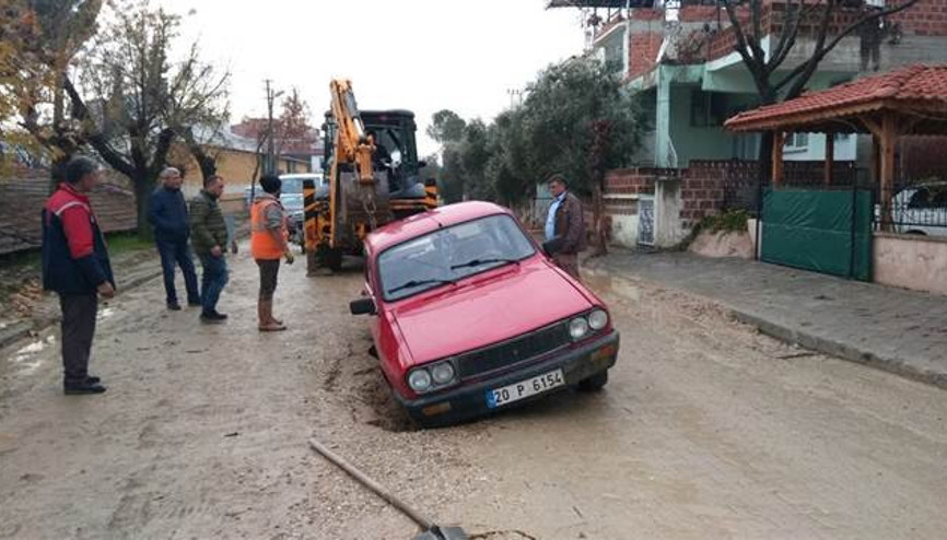 Yol çöktü, otomobil çukura düştü