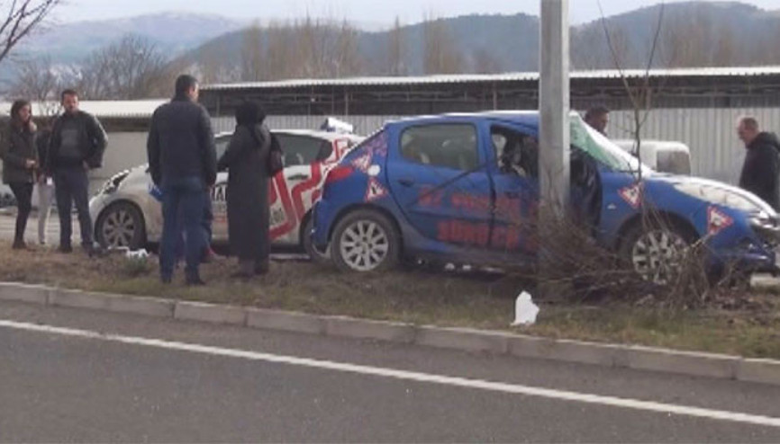 Kadın sürücü adayları çarpıştı, eğitmen yaralandı