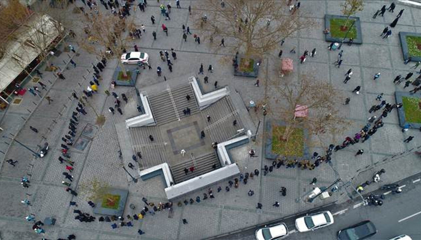 Burası İstanbul... Kuyruk bugün daha da uzadı