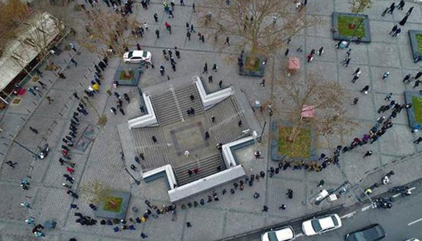 Milli piyango bileti almak isteyenler metrelerce kuyruk oluşturdu