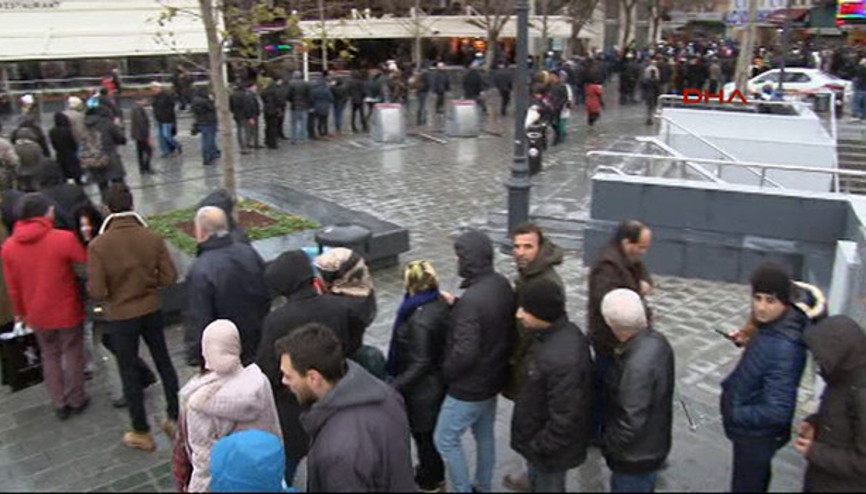Soğuk ve yağmura rağmen yüzlerce kişi kuyrukta