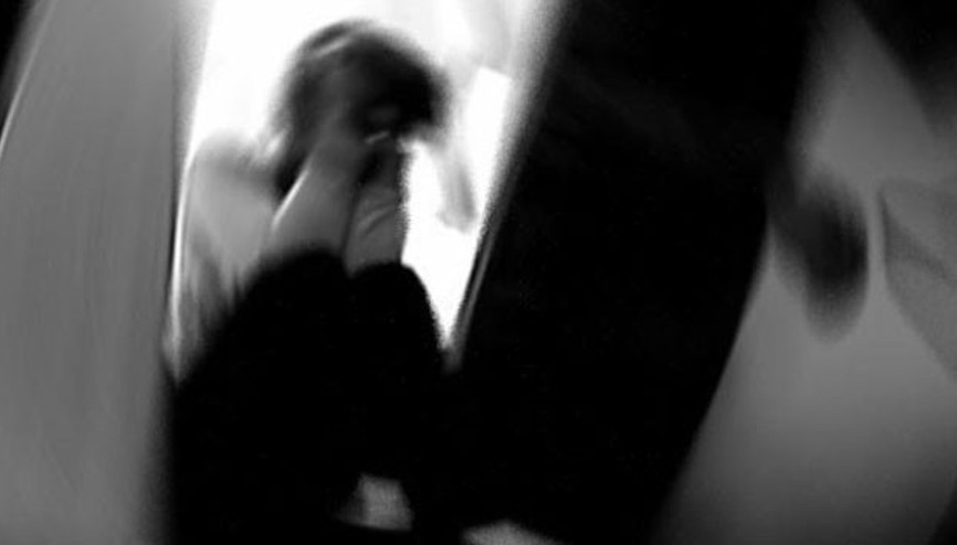 Korkarsınız, gözlerinizi bağlamam lazım deyip babasının yanında taciz etti Korkarsınız, gözlerinizi bağlamam lazım deyip babasının yanında taciz etti