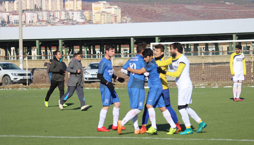 Taraftarlara kartopu atan futbolcuları polis zor sakinleştirdi