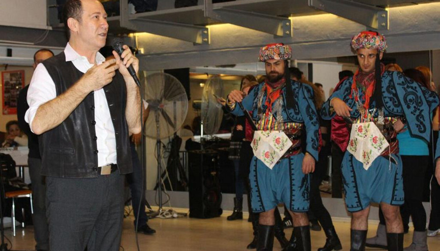 Sümer Ezgü 400 kişiyle zeybek oynadı