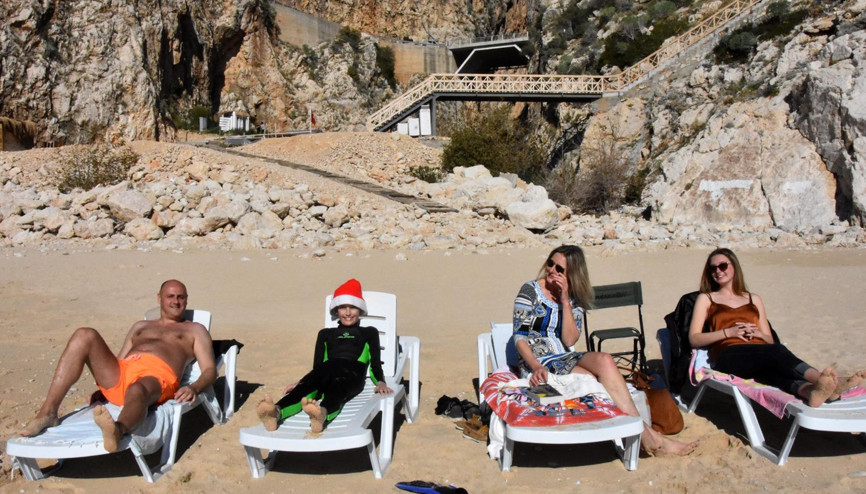 Bir tarafta kar kış, diğer tarafta tatilci soluğu denizde aldı