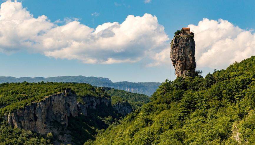 Dünyanın en yalnız manastırı ve onun sadık rahibi