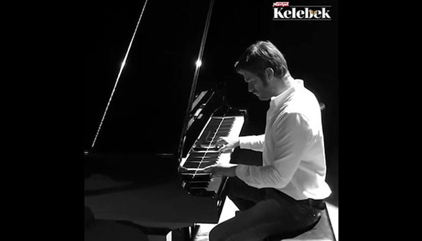 Famous Turkish actor Kıvanç Tatlıtuğ shows off piano skills