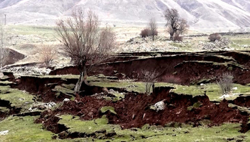 Bingölde demiryolu inşaatının sebep olduğu heyelan köylüleri korkutuyor Bingölde demiryolu inşaatının sebep olduğu heyelan köylüleri korkutuyor