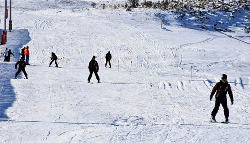 Sivas’ta beklenen kar yağmadı, kayak merkezinde sezon açılmadı
