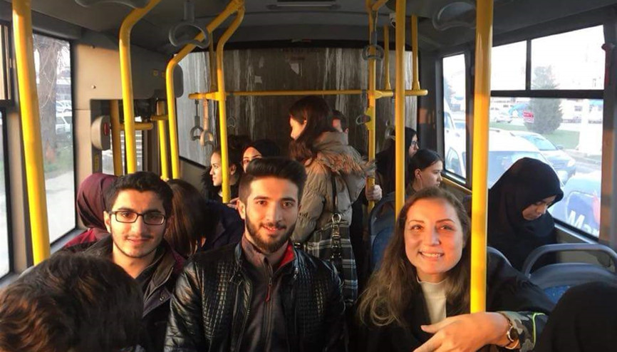 Rektör, öğrencilerin sıkıntılarını anlamak için otobüse bindi Rektör, öğrencilerin sıkıntılarını anlamak için otobüse bindi