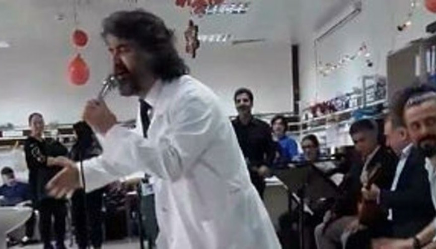 Hastalara şarkı söyleyip, zeybek oynadı