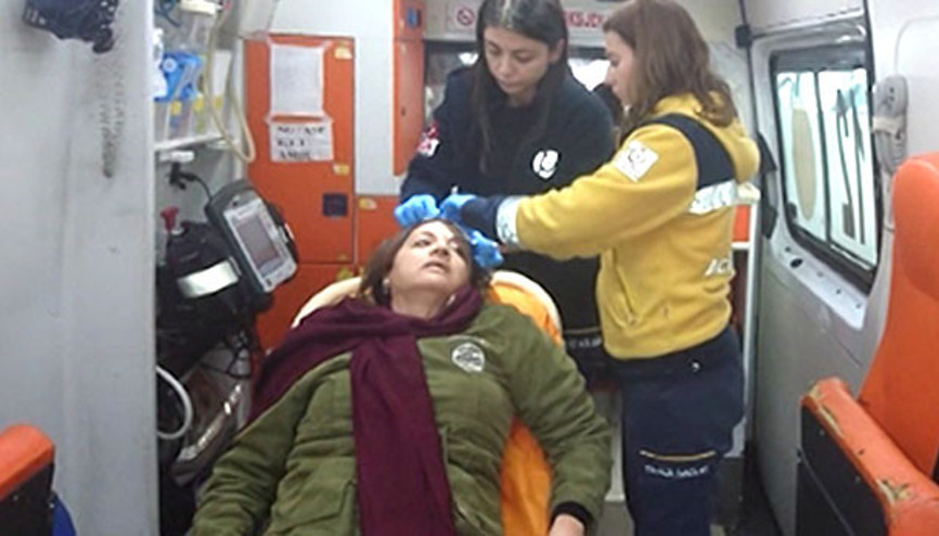 İstiklal Caddesinde kadının başına tahta düştü İstiklal Caddesinde kadının başına tahta düştü