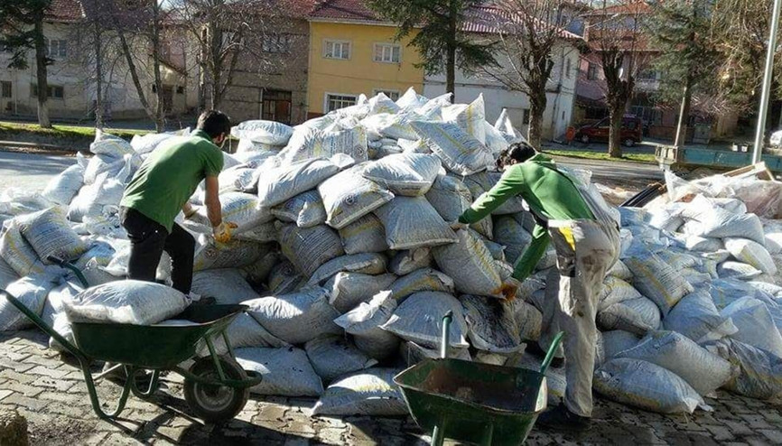 Okul harçlıklarını kömürden çıkartıyorlar