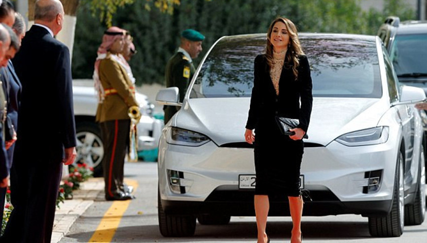 Tüm dünya onun peşinde koşuyor bakın o ne yapıyor…