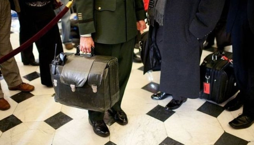 Trumpın düğmesi yok çantası var