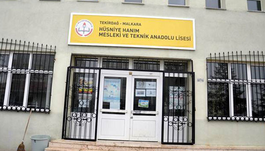 Lise öğrencisi kantinde öğretmenini yumrukladı