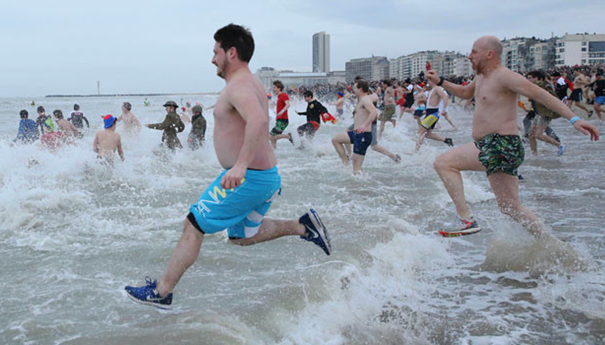 Belçika’da buz gibi suya yeni yıl dalışı