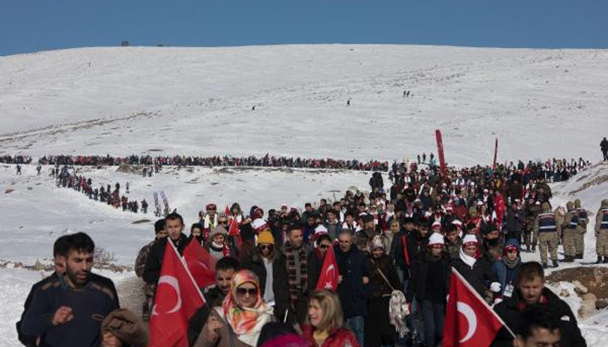 Sarıkamış şehitleri için -15 derecede nöbet tutup yürüdüler Sarıkamış şehitleri için -15 derecede nöbet tutup yürüdüler