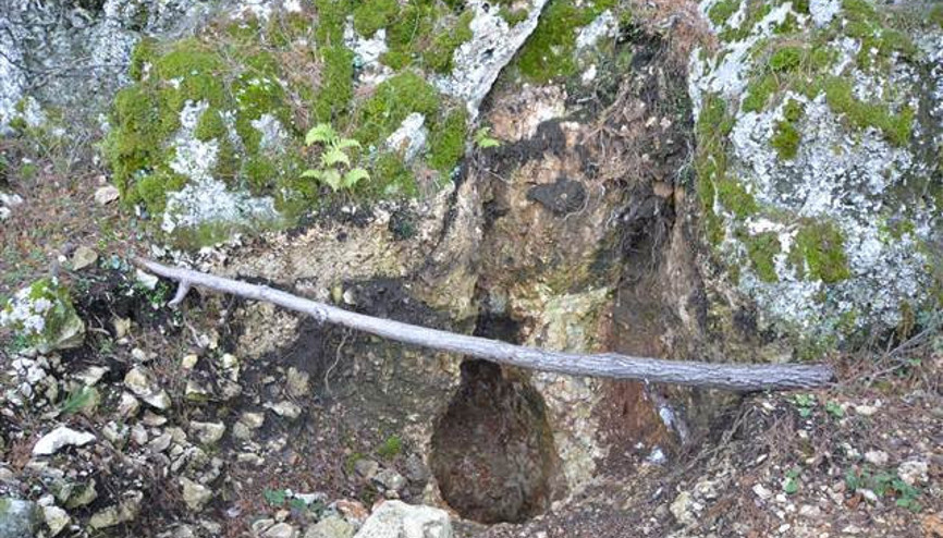 Define avcıları tarihi kaya mezarları tahrip etmiş