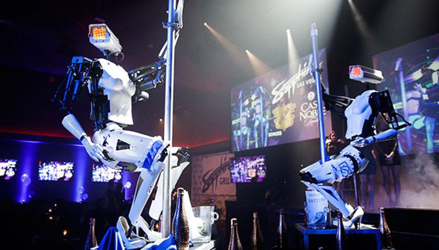 Direk dansı yapan striptizci robotlar sahneye çıktı