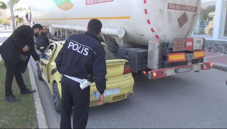 Polis anons etti, TIR sürücüsü aracı sıkıştırdı