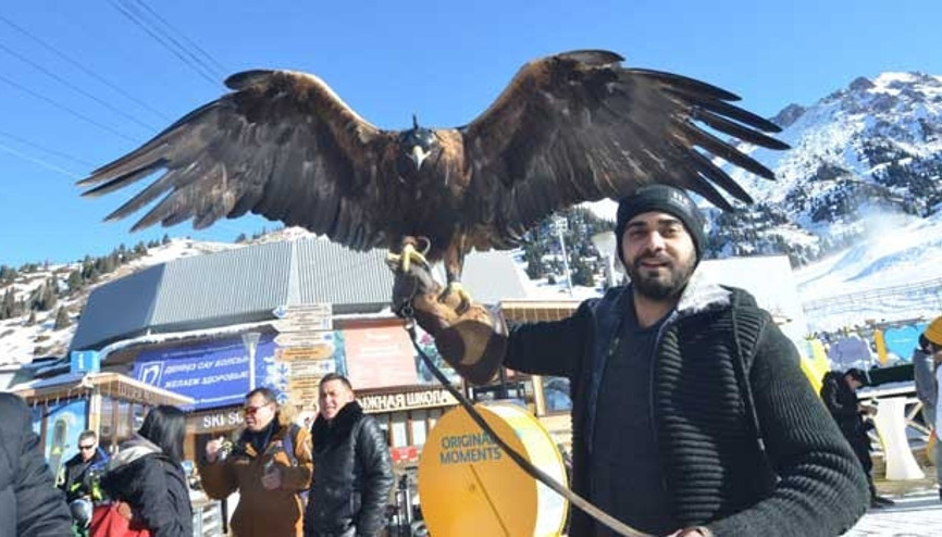 3 bin metre yüksekte, meşhur kartalla fotoğraf çektirdi