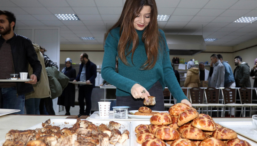 Öğrencilere pasta ve börek ikramı