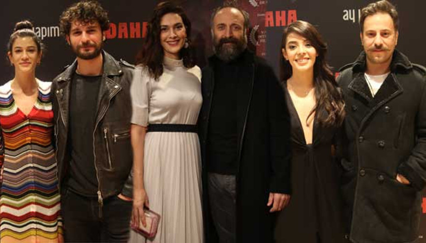 Ünlüleri buluşturan gala