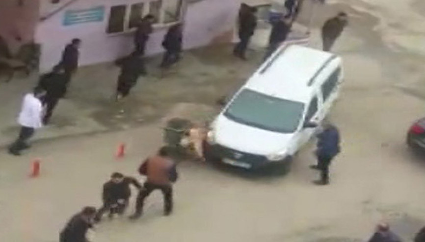 Kavga ettiği grubun arasına araçla daldı, tekme ve yumruklar havada uçuştu