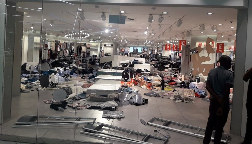Irkçı reklam yüzünden Güney Afrikada H&M mağazasına saldırdılar