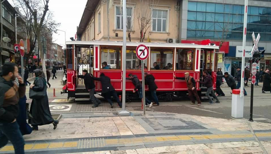 Nostaljik tramvay bozulunca vatandaş itti