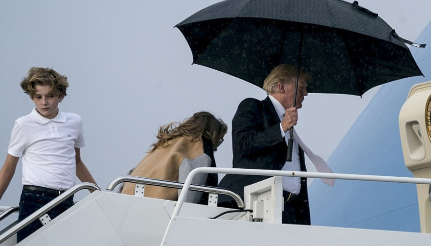 Yine yapacağını yaptı... Trump eşi ve oğlu yerine, yağmurda şemsiyeyi kendine tuttu