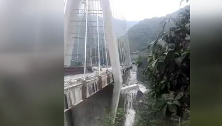 Kolombiyada dev köprü çöktü