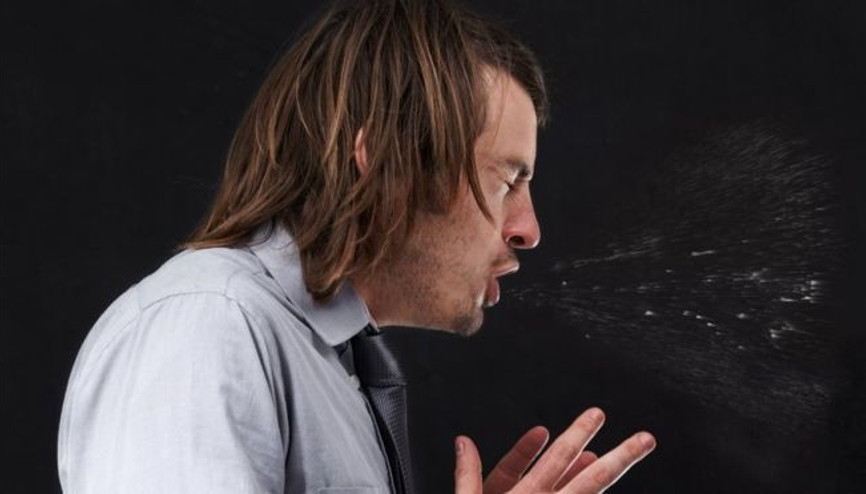 Hapşırırken kendini tuttu, boğazı yırtıldı