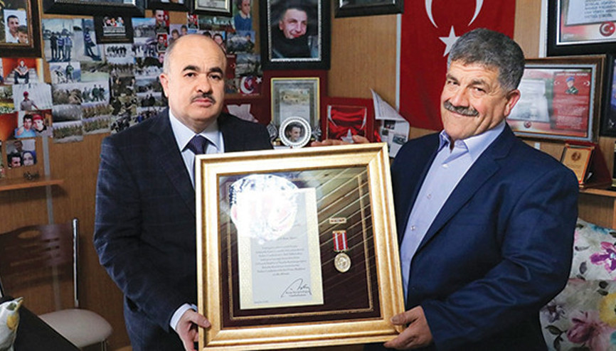 Şehidin babasına Övünç Madalyası