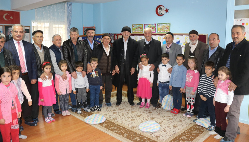 Ana sınıfında dedeler torunlarına masal anlatıyor