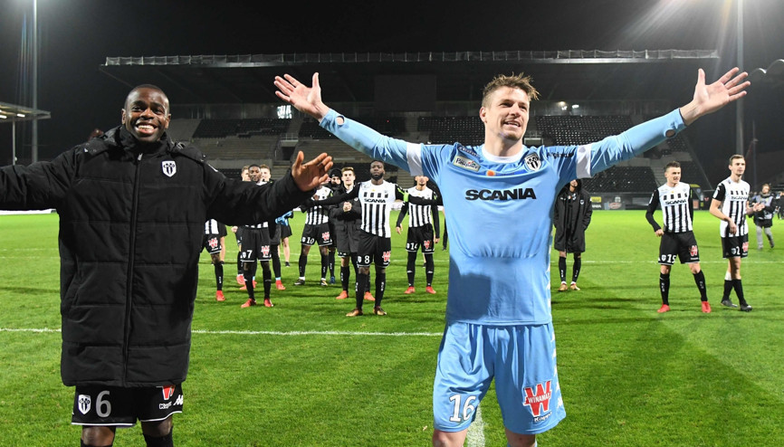 Angers Troyes engelini rahat geçti