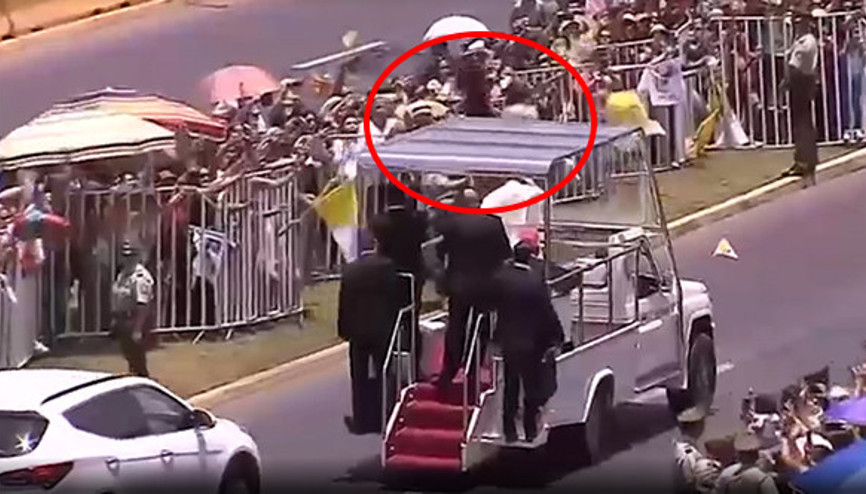 Kadın polis neye uğradığını anlayamadı... İmdadına Papa koştu