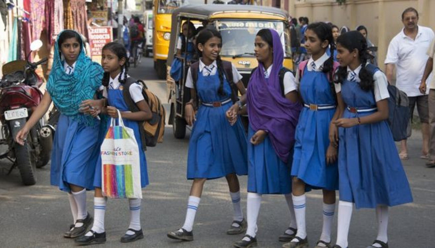 Yeni Delhide bütün aileler okullarda çocuklarını izleyecek