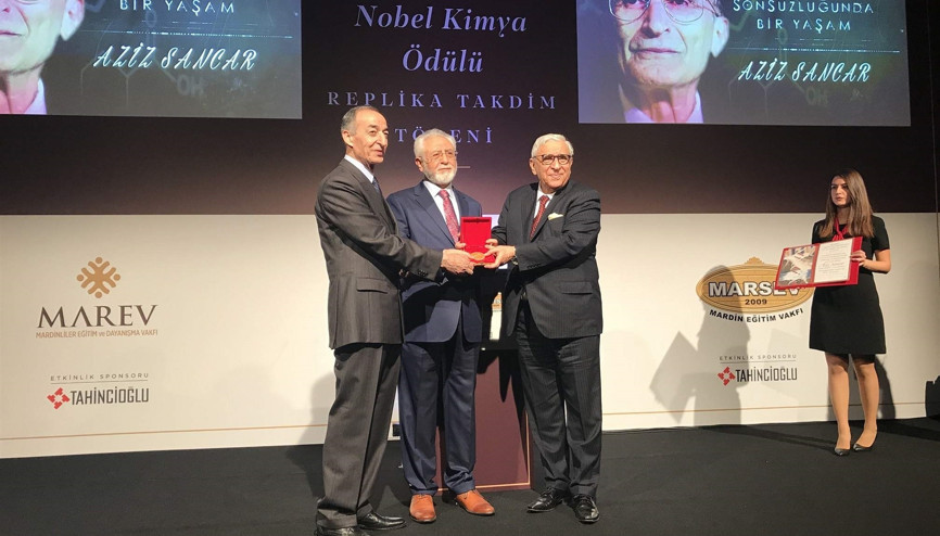 Prof. Sancar, replikasını Artukulu Üniversitesi’ne bağışladı